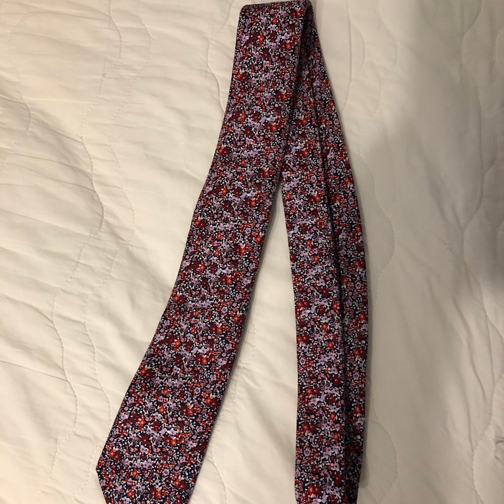 red/pink patterned tie